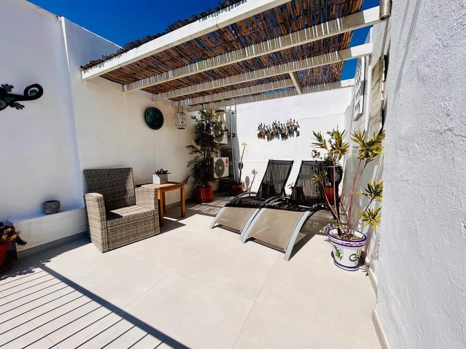 Fabulous 2 bed-townhouse with large rooftop! Apartment in Estepona