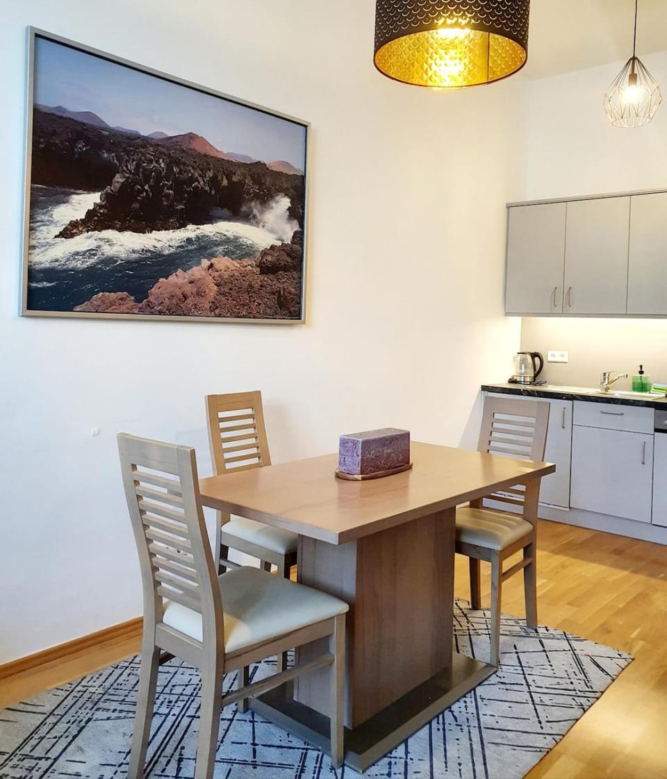 Kitchen or kitchenette, Seating area, Dining area