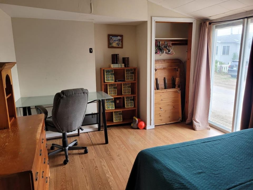 Long term only - 4BDR Beachfront Retreat with a Hot Tub & Wraparound Deck House in Port Stanley