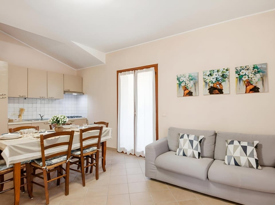 Kitchen or kitchenette, Dining area, kitchen