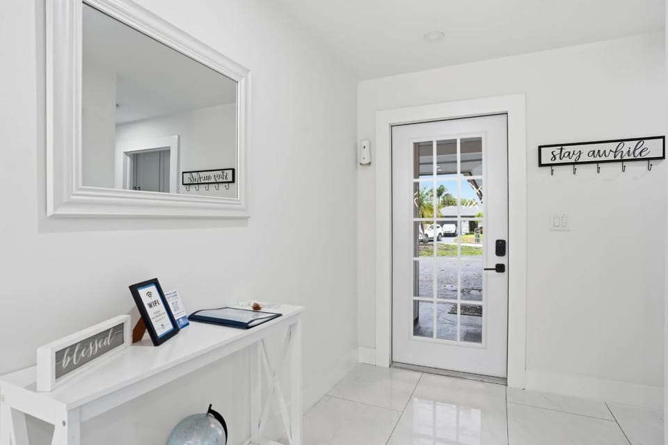 Remodeled Close to Beach With Private Pool House in North Naples