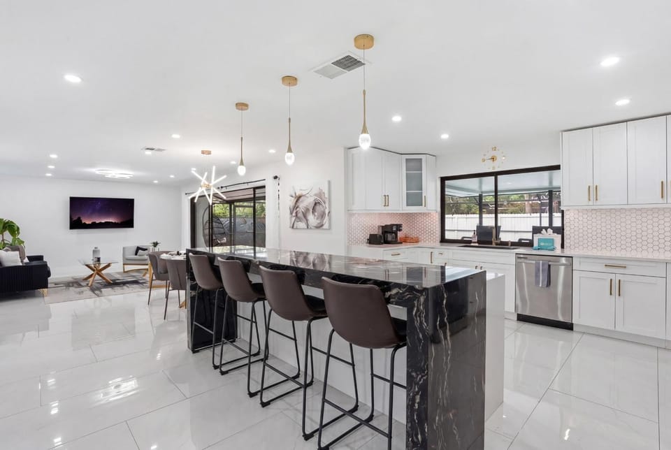 Remodeled Close to Beach With Private Pool House in North Naples