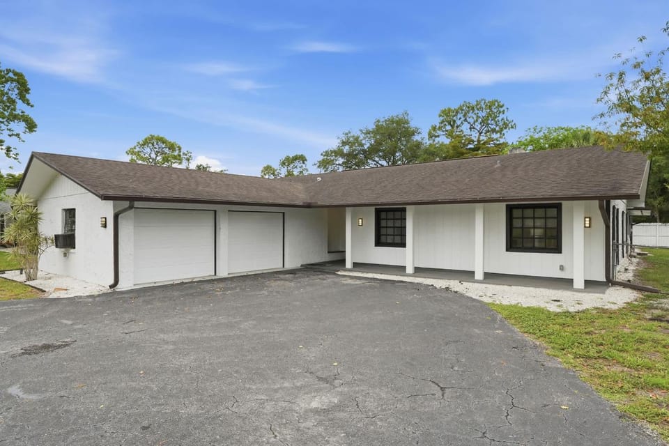 Remodeled Close to Beach With Private Pool House in North Naples