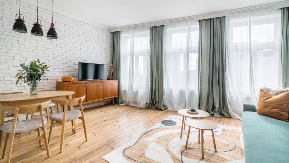 TV and multimedia, Living room, Seating area, Dining area