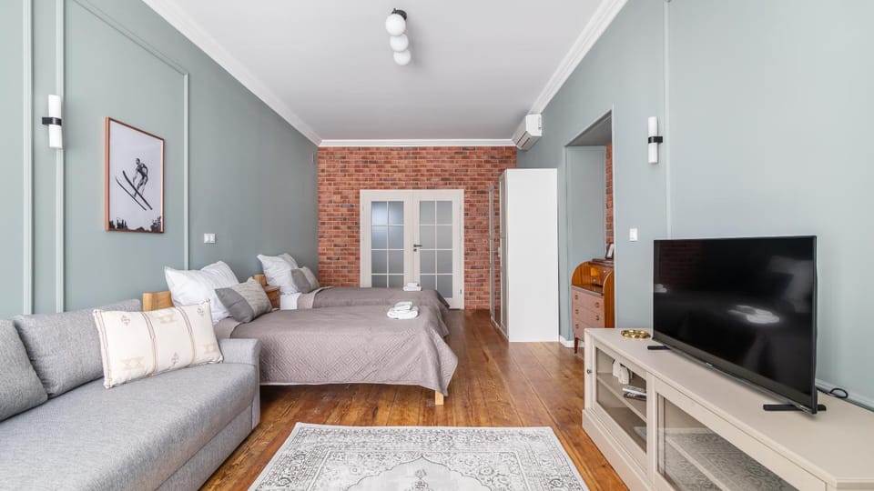 Bed, TV and multimedia, Seating area, Bedroom
