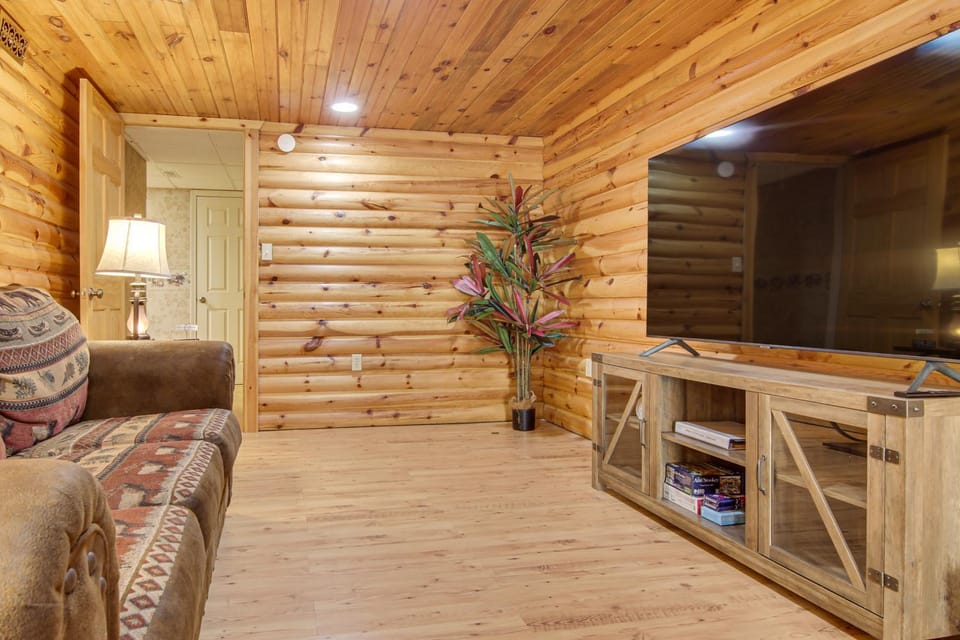 Hike, Golf & Explore: Pet-Friendly Apt in Etowah Apartment in Mills River