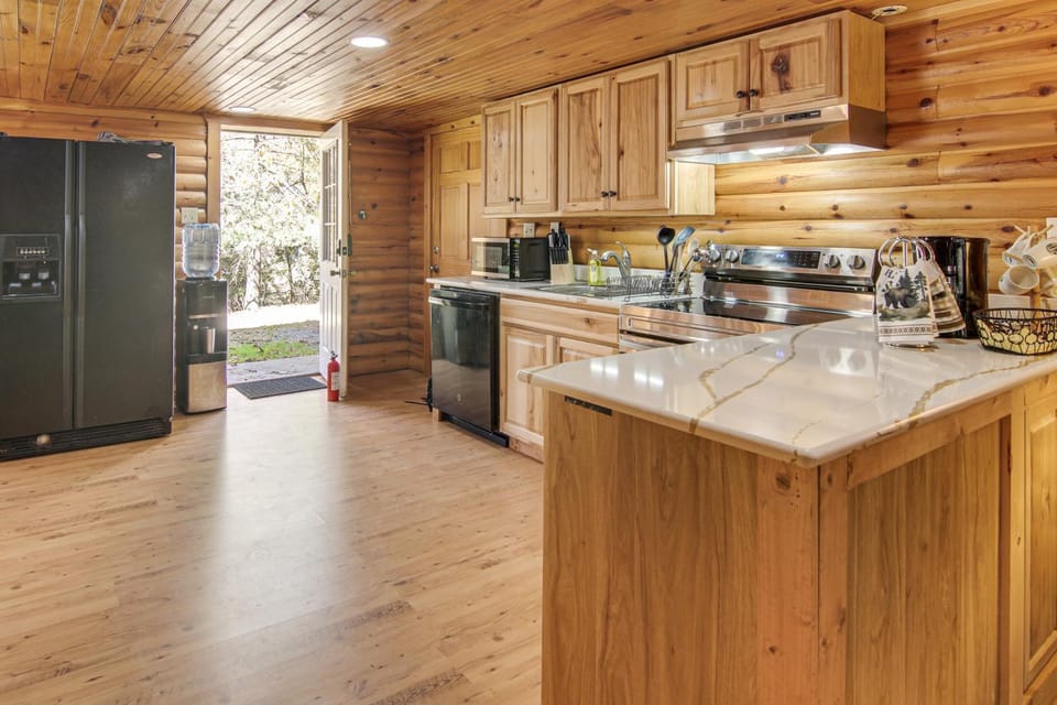 Hike, Golf & Explore: Pet-Friendly Apt in Etowah Apartment in Mills River