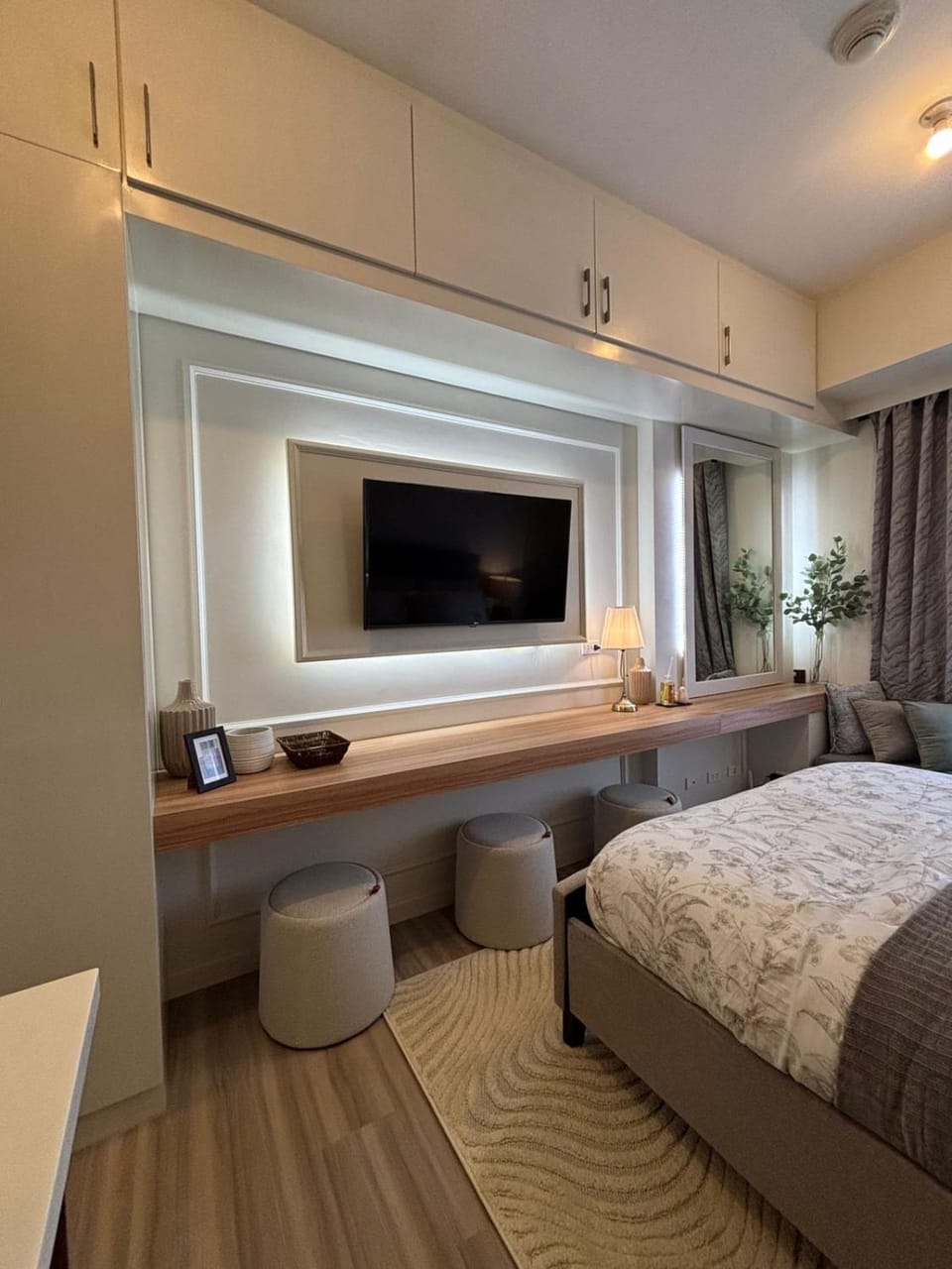 Bed, TV and multimedia, Living room, Photo of the whole room, Seating area, Bedroom