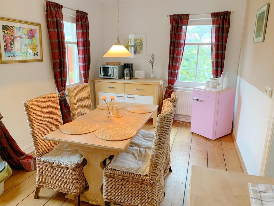 Kitchen or kitchenette, Seating area, Dining area