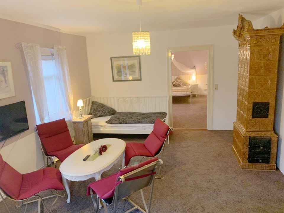 Communal lounge/ TV room, TV and multimedia, Living room, Seating area, Evening entertainment