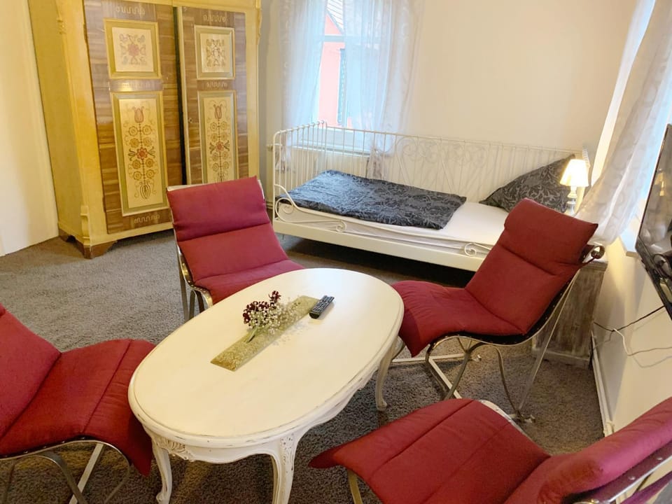 Bed, Living room, Photo of the whole room, Seating area