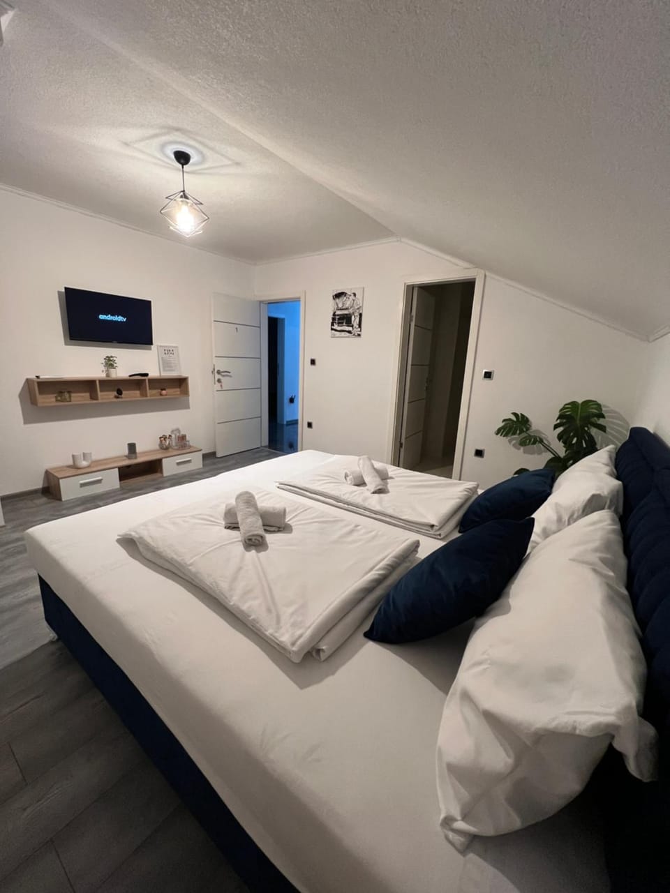 TV and multimedia, Photo of the whole room, Bedroom