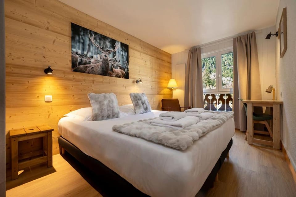 Cozy Sleeps 4 Mountain view 300m lift Apartment in Chamonix