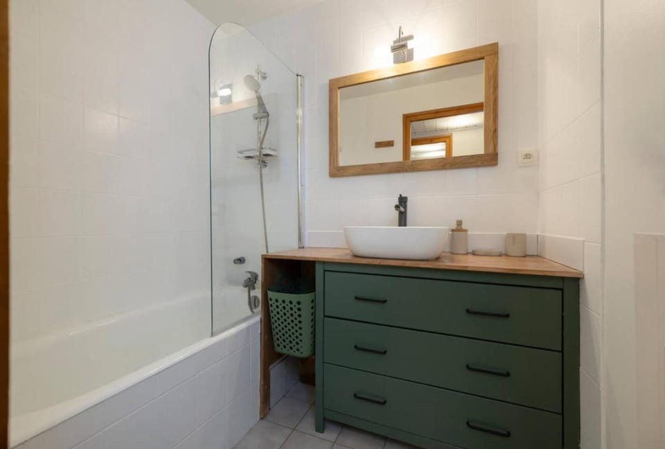 Cozy Sleeps 4 Mountain view 300m lift Apartment in Chamonix