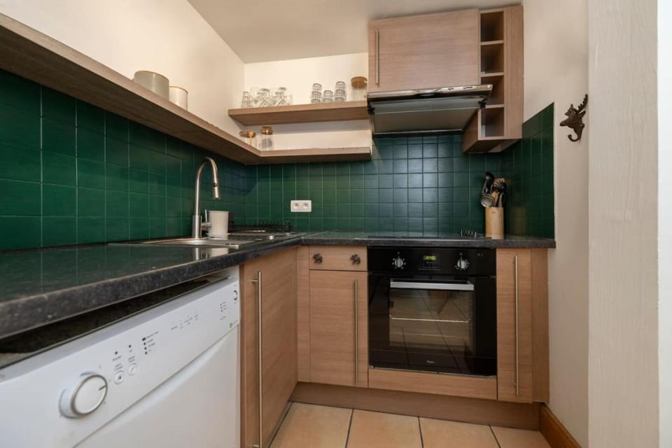 Cozy Sleeps 4 Mountain view 300m lift Apartment in Chamonix