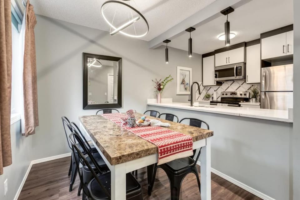 Kitchen or kitchenette, Dining area, stove