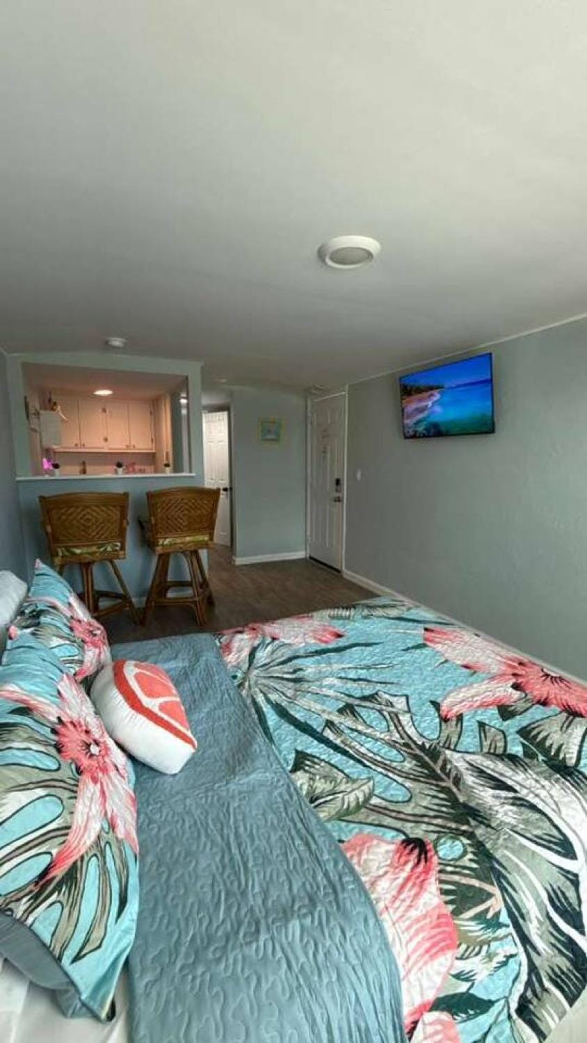 Vacation hideaway cozy studio across the beach E House in Cocoa Beach