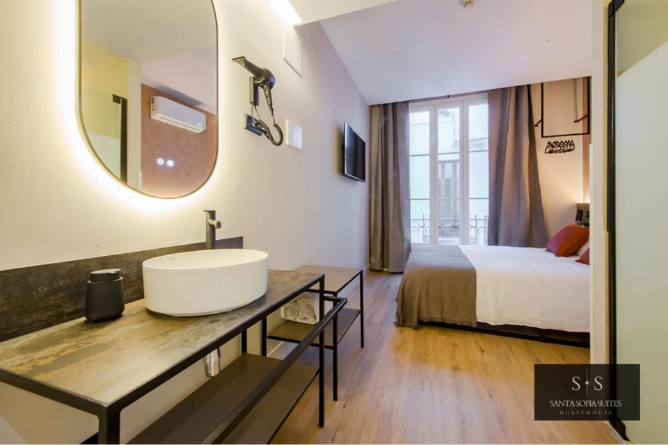 Photo of the whole room, towels