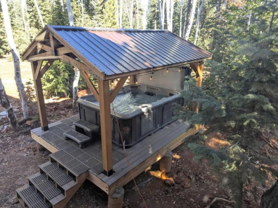 The Moccasin Lodge with Hot Tub and Fire Pit Escape House in Utah
