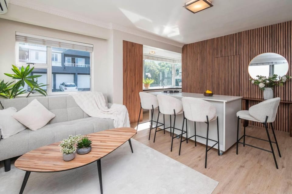 Queen Bed Fast Wifi Street Parking Garden Apartment in Cape Town
