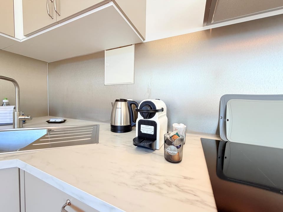 Coffee/tea facilities, Kitchen or kitchenette, stove, toaster, kitchen