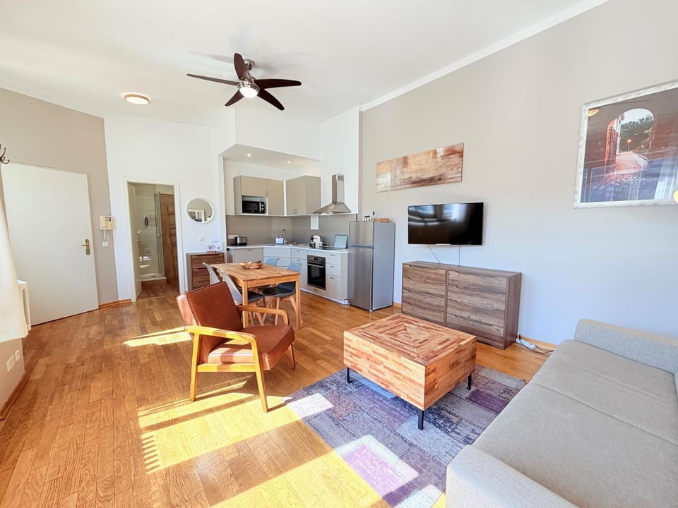TV and multimedia, Kitchen or kitchenette, Living room, Seating area, Dining area, dishwasher, oven, stove