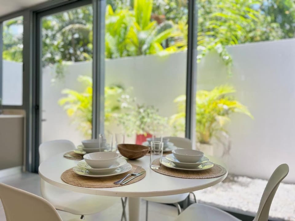 View (from property/room), Balcony/Terrace, Seating area, Dining area, internet, air conditioner