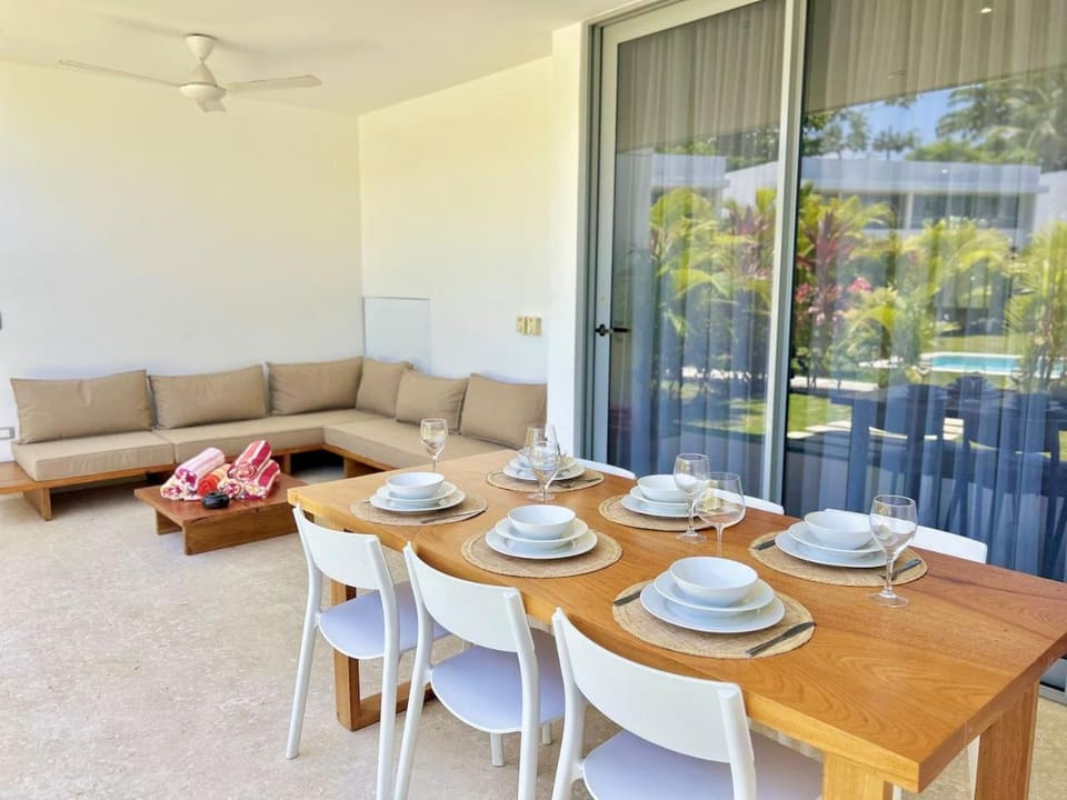 Patio, Seating area, Dining area, internet