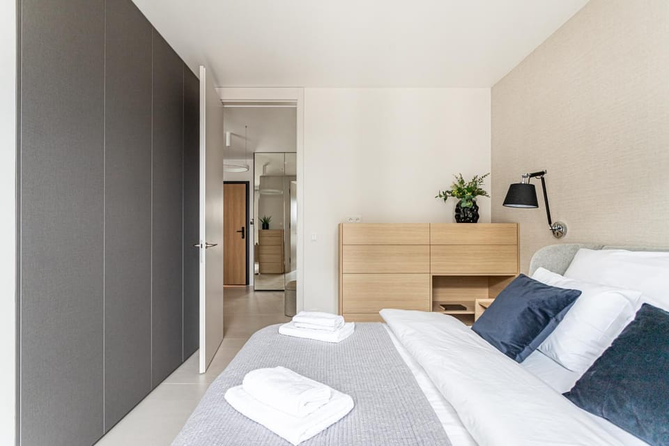 Bed, Bedroom, towels
