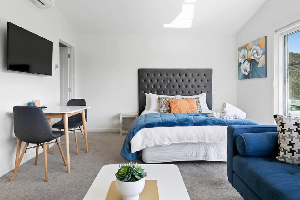 Bed, TV and multimedia, Living room, Bedroom