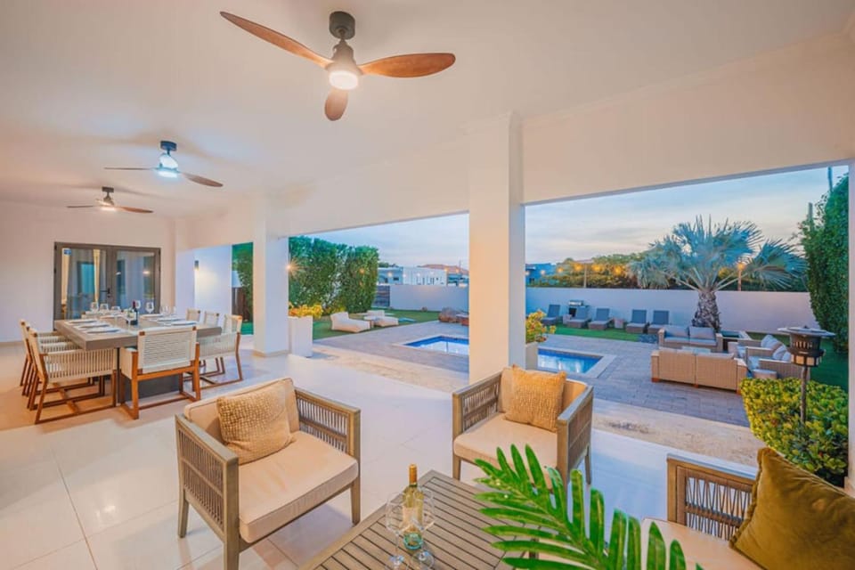 2-min to Beach, Spacious and Modern, brand new Villa in Noord