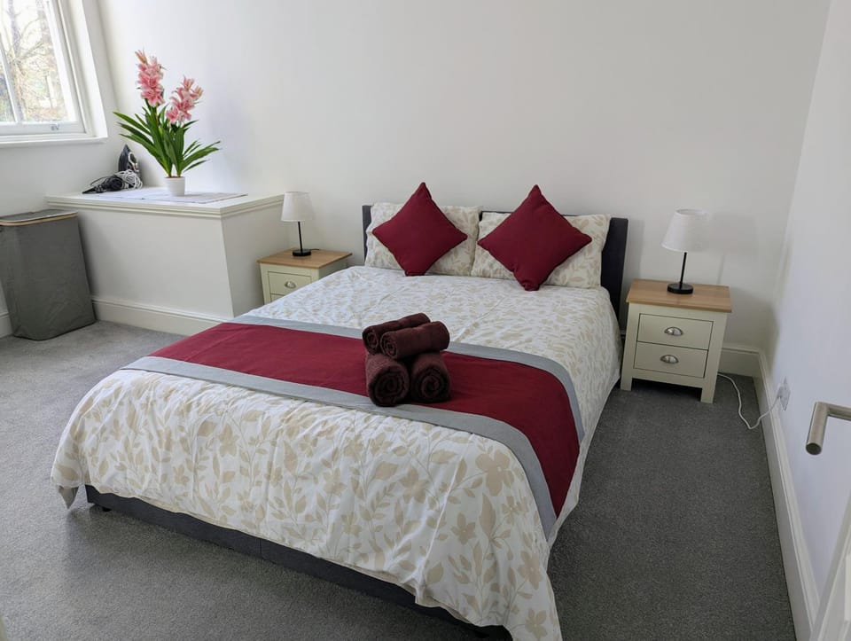 Bed, Photo of the whole room, Bedroom, towels