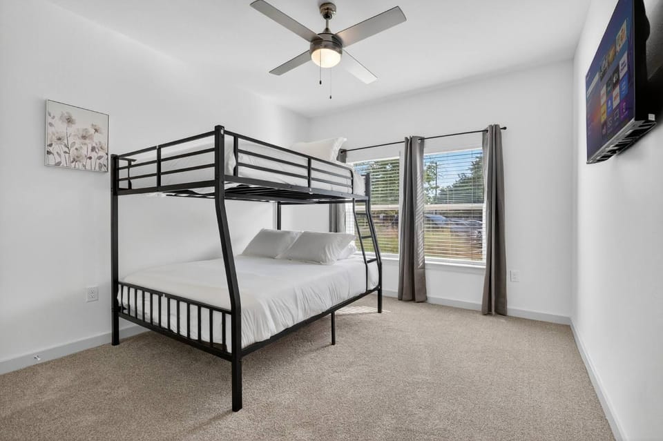 Bed, Photo of the whole room, Decorative detail, Bedroom
