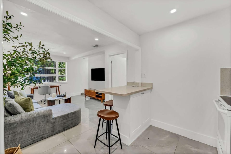 Bright 1BR Getaway Victoria Park Las Olas Nearby Apartment in Fort Lauderdale