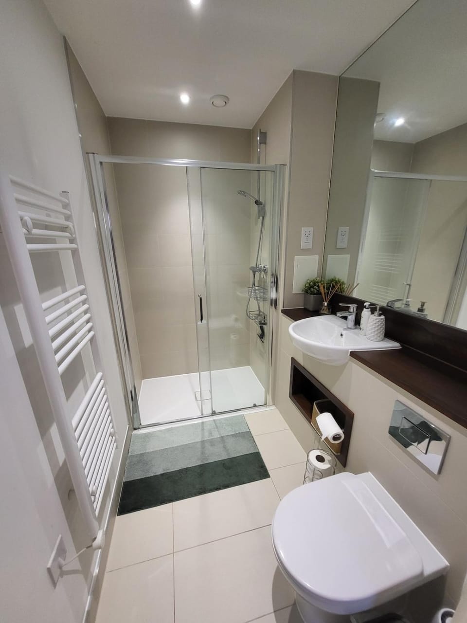 Top floor 2 Bed Apartment One min from Wembley Stadium Apartment in Wembley