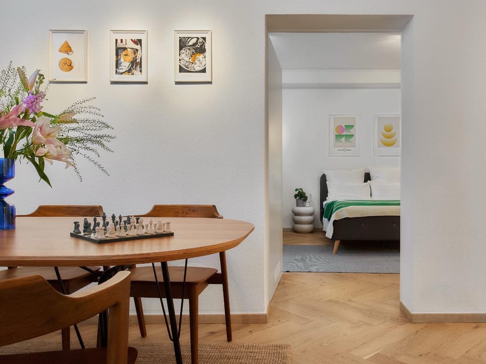 Nearby landmark, Communal lounge/ TV room, Bed, Game Room, Living room, Photo of the whole room, Business facilities, Seating area, Dining area, Bedroom, Time of day, Location, Family, dishwasher, flat iron, oven, towels, kitchen