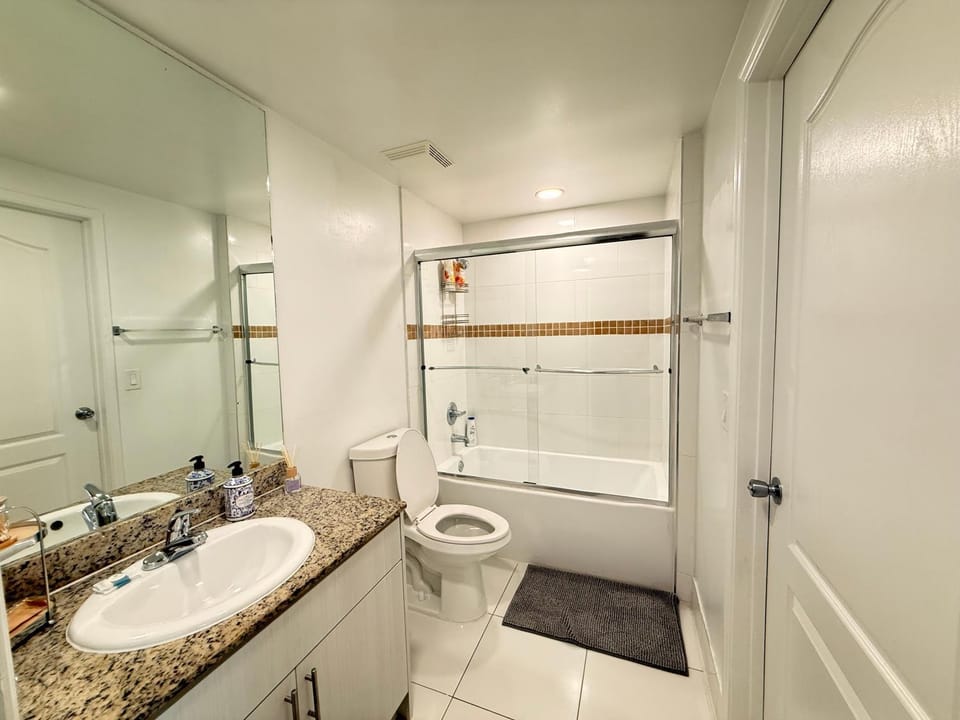 Shower, Toilet, Bathroom, Bath, towels