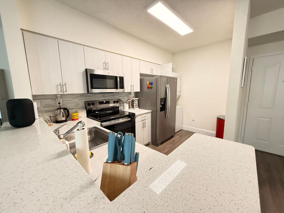 Kitchen or kitchenette, Dining area, dishwasher, minibar, oven, stove