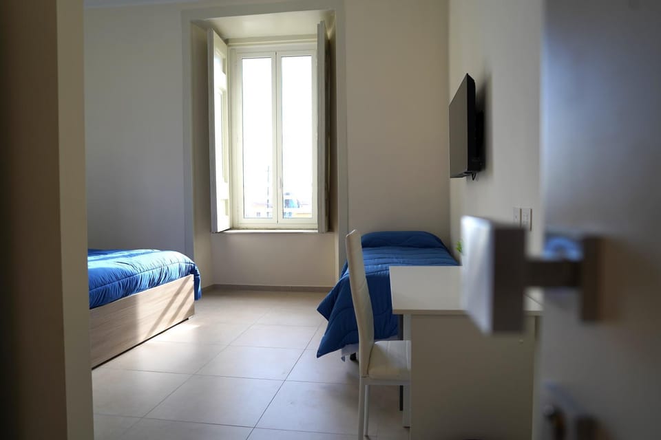 Communal lounge/ TV room, Bed, TV and multimedia, Living room, Photo of the whole room, Seating area, Evening entertainment, Bedroom