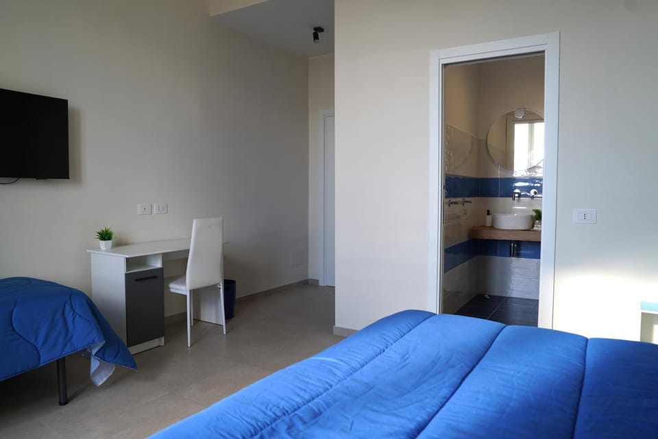 Bed, TV and multimedia, Living room, Photo of the whole room, Seating area, Bedroom