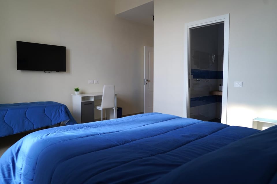 Communal lounge/ TV room, Bed, TV and multimedia, Photo of the whole room, Evening entertainment, Bedroom