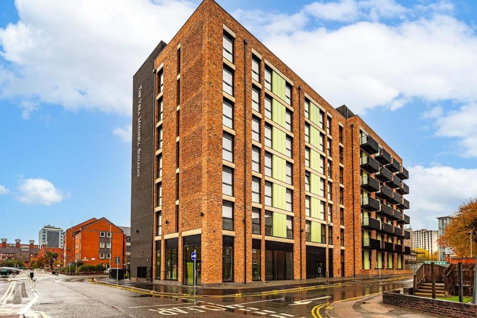 Luxury Vera Mitchell Apartment by LRI Hospital Apartment in Leicester