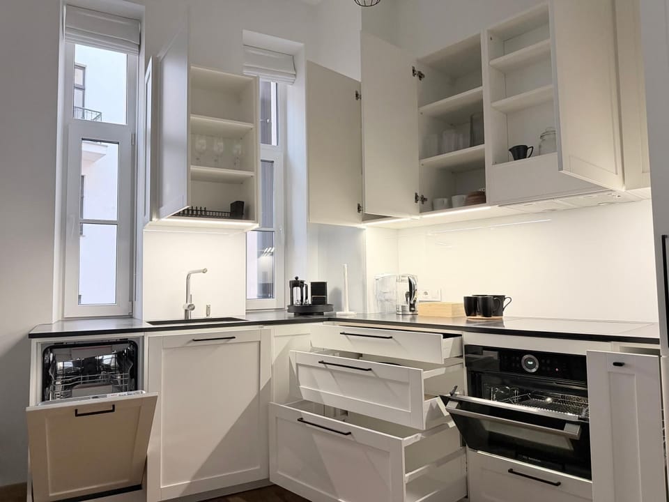 Coffee/tea facilities, Kitchen or kitchenette, dishwasher, oven, stove