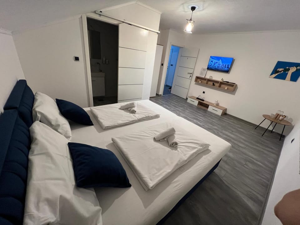 Bed, TV and multimedia, Photo of the whole room, Bedroom, wardrobe