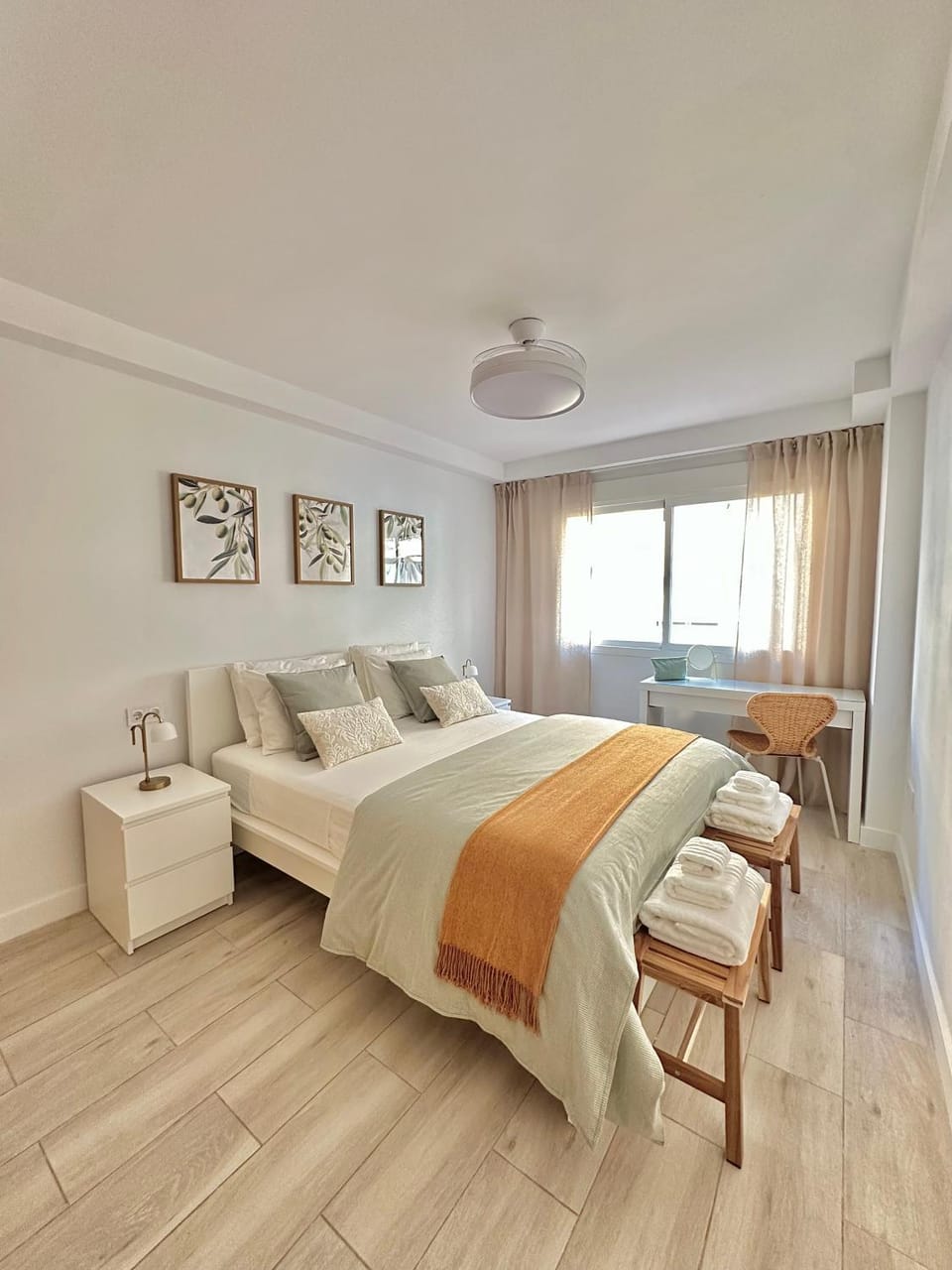 Bed, Seating area, Bedroom, towels