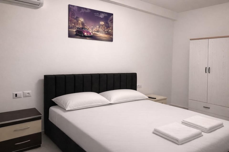 Photo of the whole room, Bedroom, air conditioner