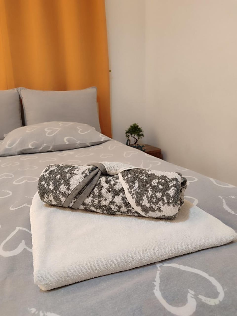 Bedroom, towels
