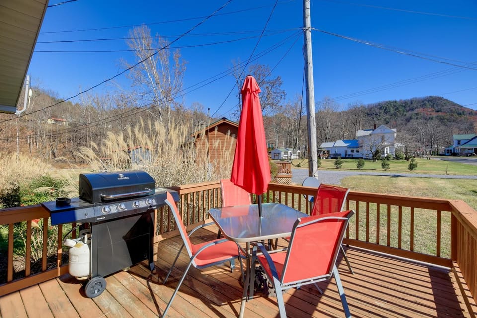Trail Town USA! 2BD Cabin on Laurel Creek w/ Deck Cabin in Damascus
