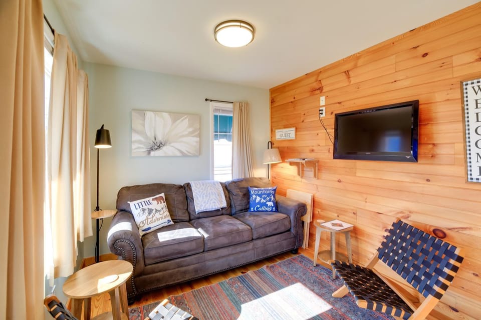 Trail Town USA! 2BD Cabin on Laurel Creek w/ Deck Cabin in Damascus