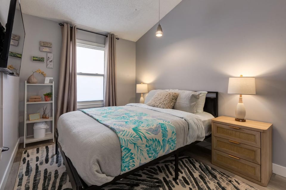 Bed, TV and multimedia, Bedroom